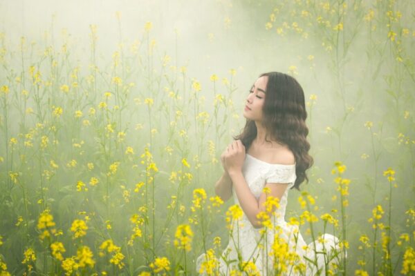 fog woman meadow flowers tender 3050078